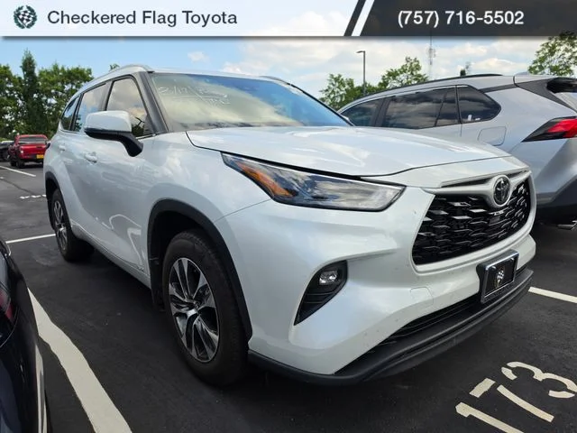 Used 2025 Wind Chill Pearl Toyota XLE image 3