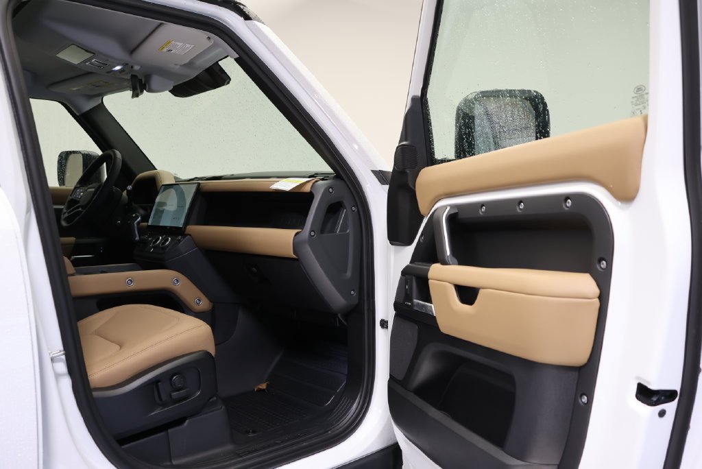New 2026 Fuji White LAND ROVER S image 39