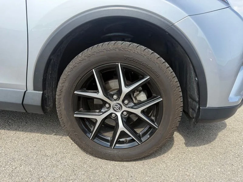 Used 2016 Silver Toyota SE image 15