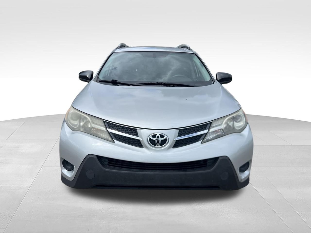 Used 2014  Toyota LE image 2