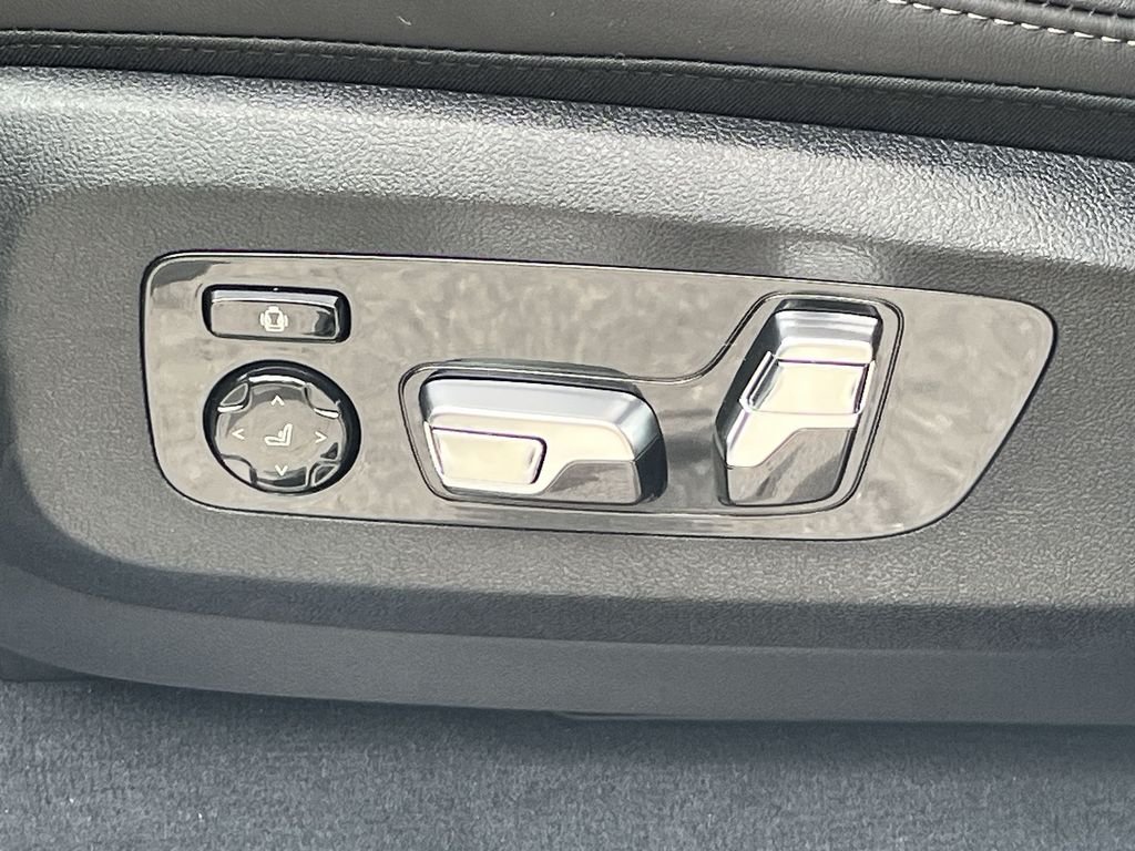 New 2027 White Metallic BMW xDrive40i image 12