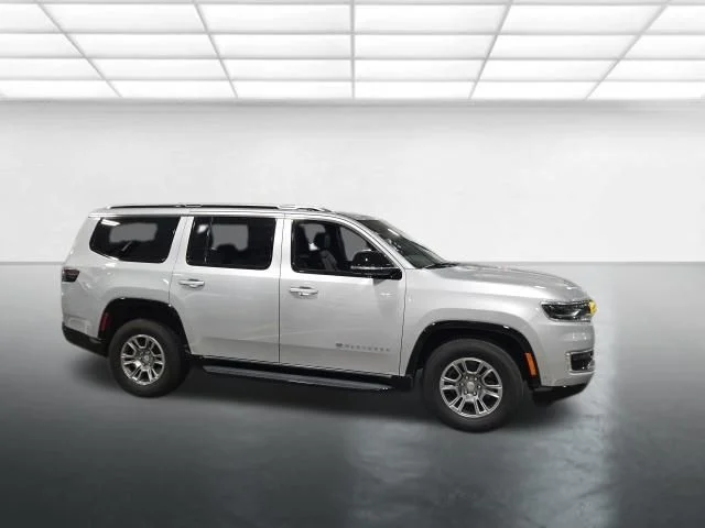 Used 2023 Silver Jeep Base image 3