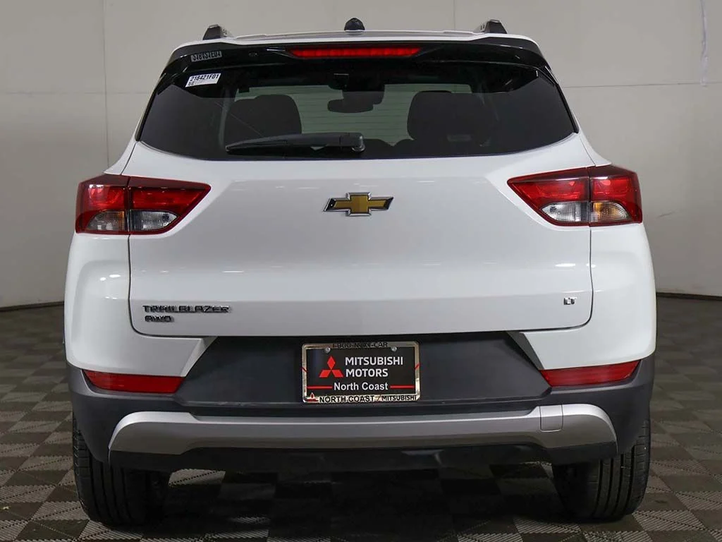 Used 2025 White Chevrolet LT image 9
