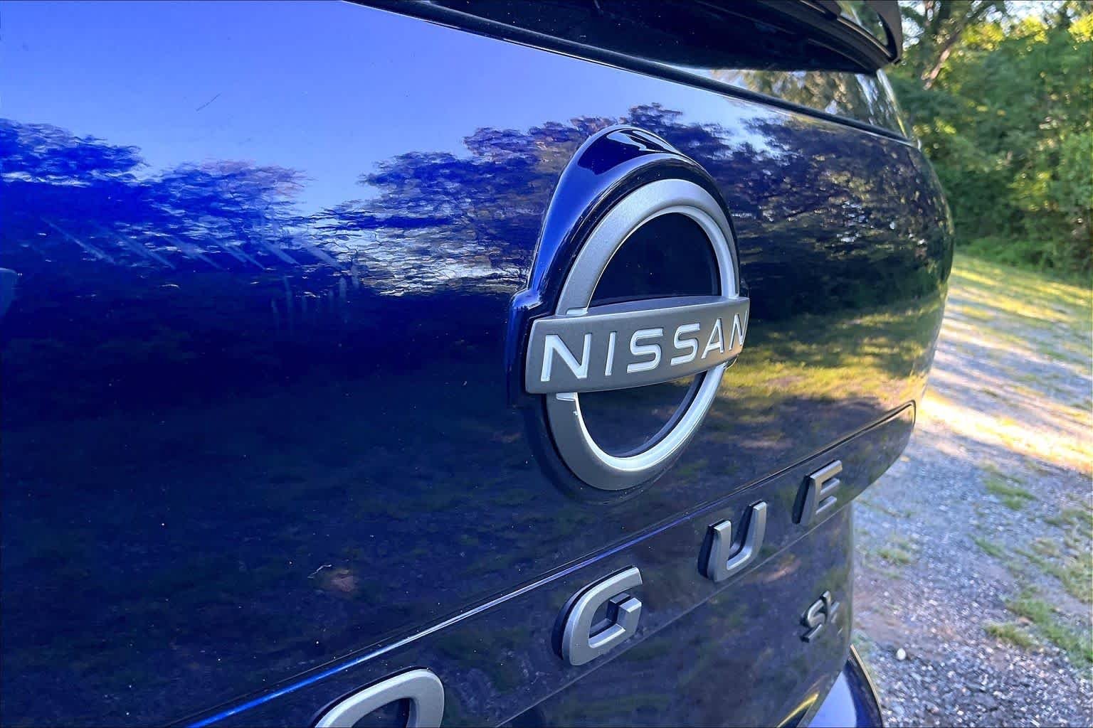 Used 2026 Deep Ocean Blue Pearl Nissan SL image 31