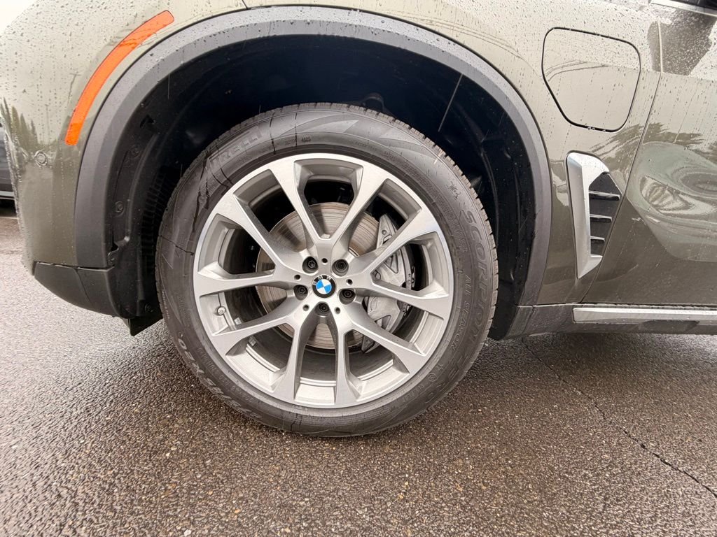 New 2026 Manhattan Green Metallic BMW xDrive50e image 6