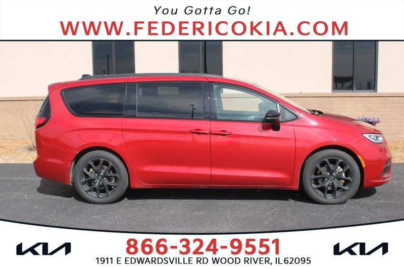 2025 Chrysler Pacifica Limited's photo