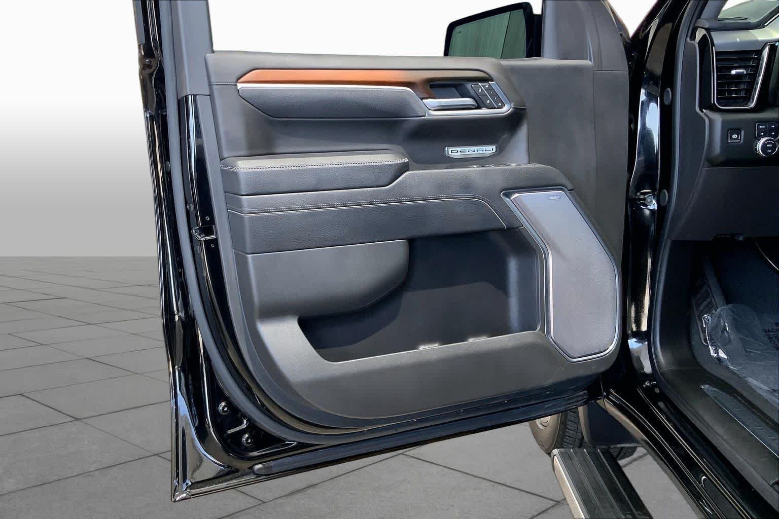 Used 2025 Onyx Black GMC Denali image 19