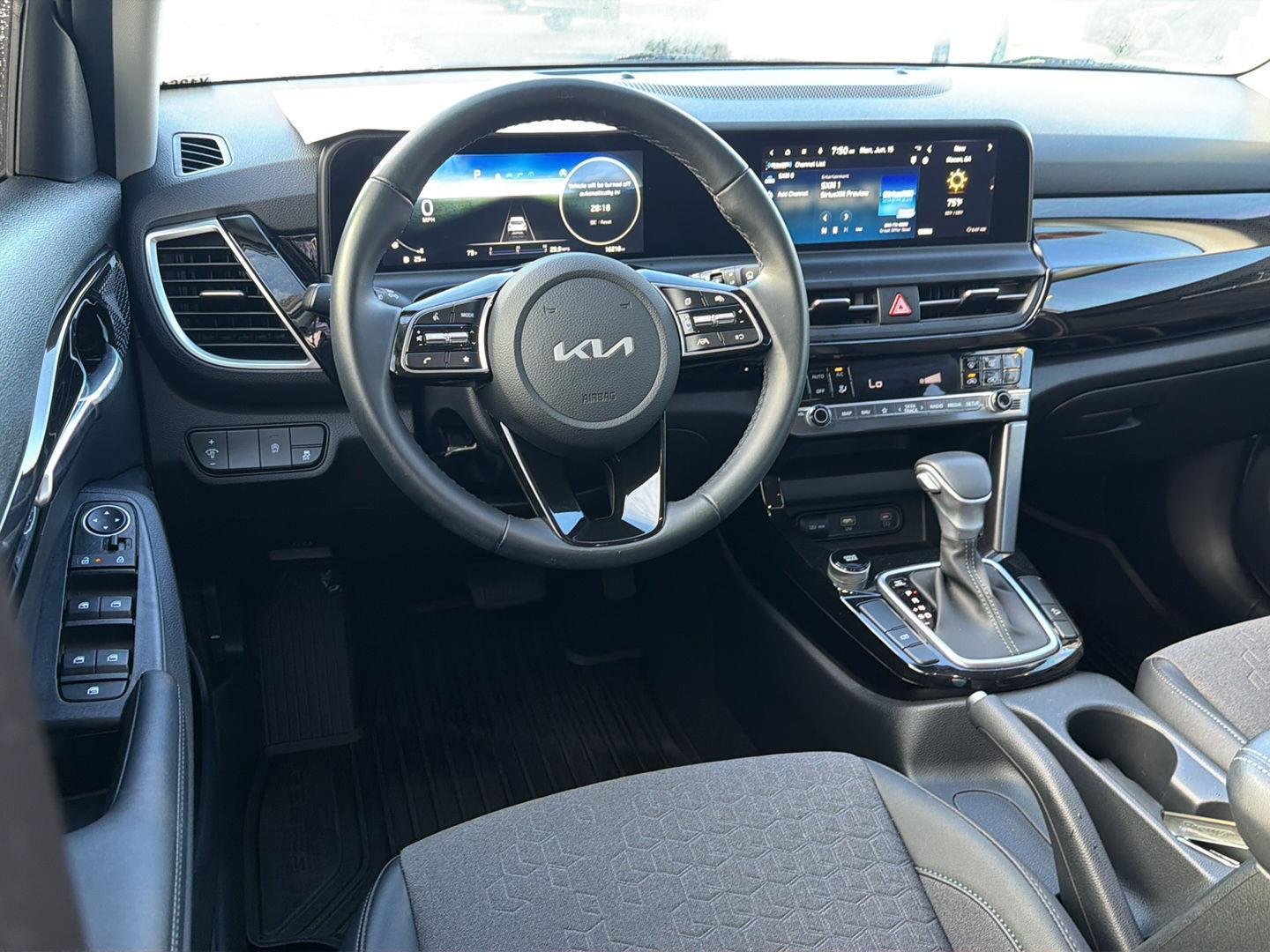 Used 2024 Snow White Pearl Kia S image 18