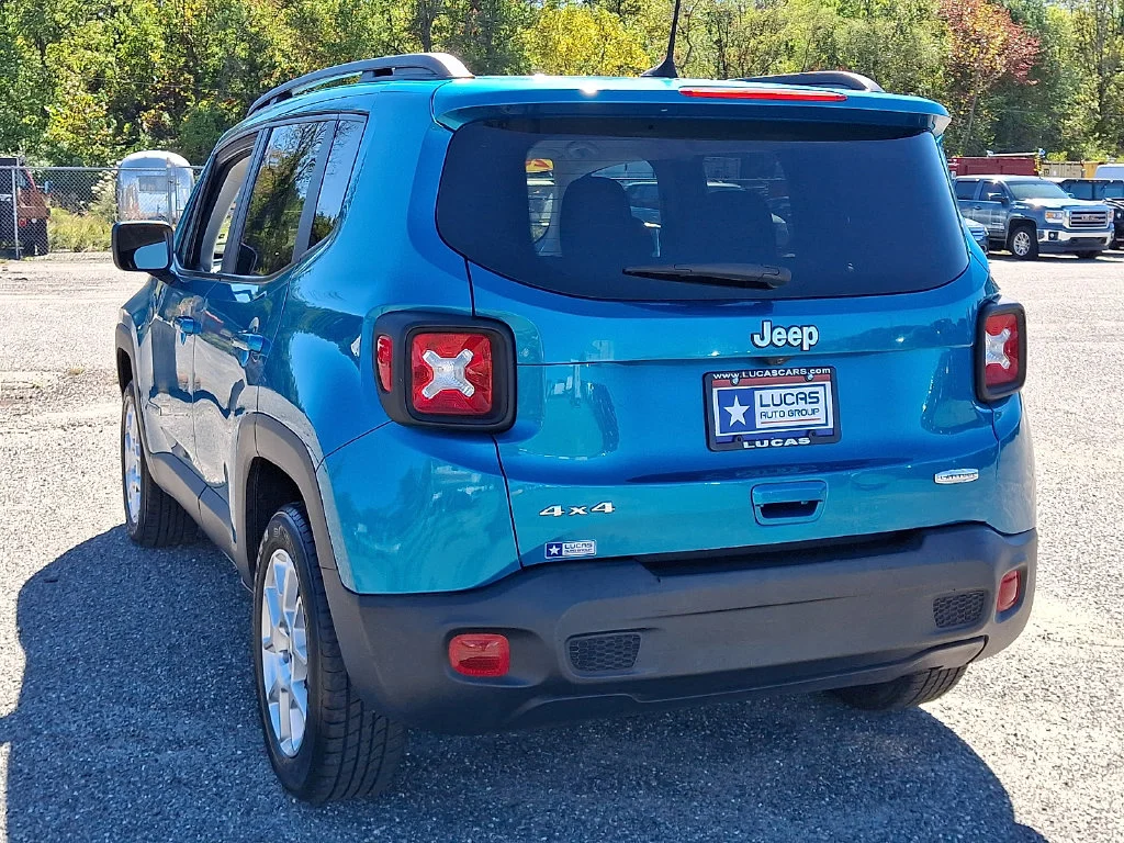 Used 2021  Jeep Latitude image 9