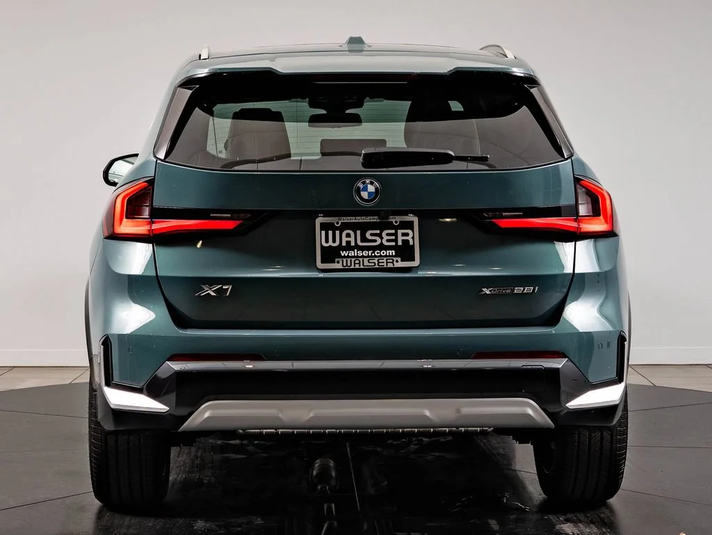 New 2026 Cape York Green Metallic BMW xDrive28i image 7