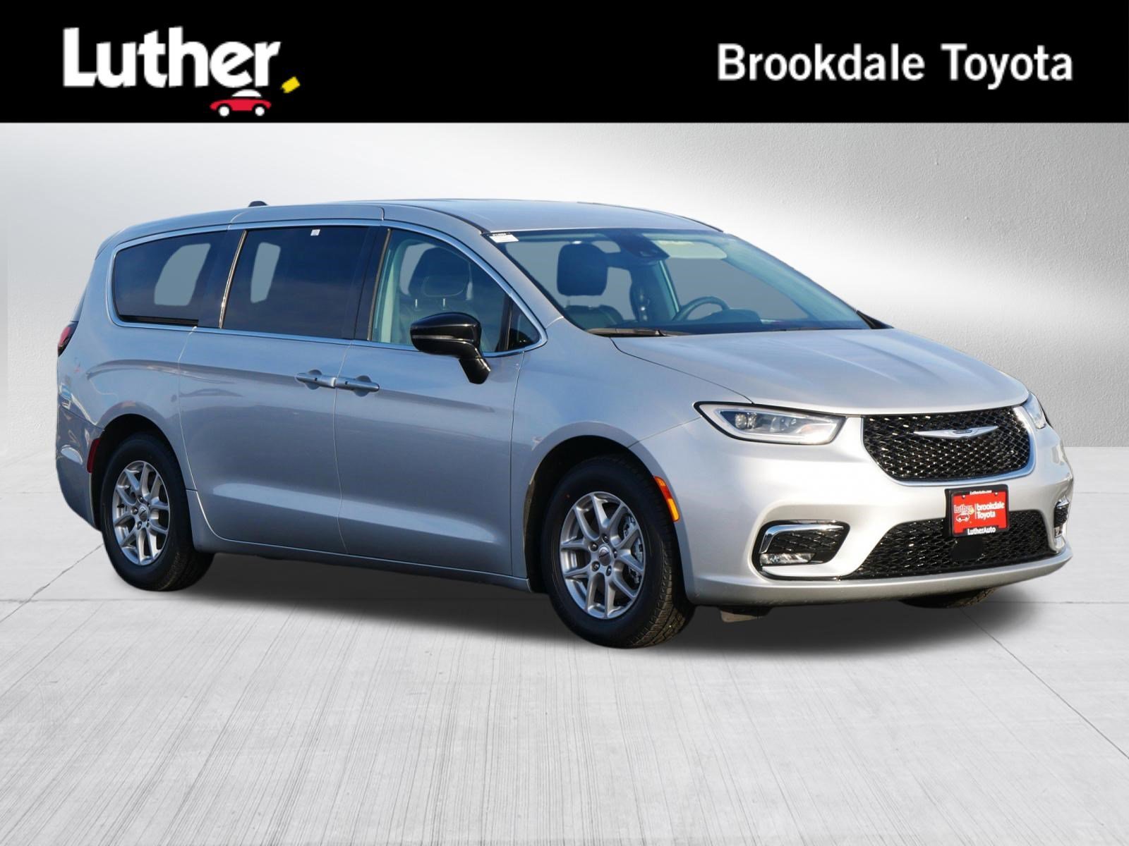 2024 Chrysler Pacifica Touring L's photo