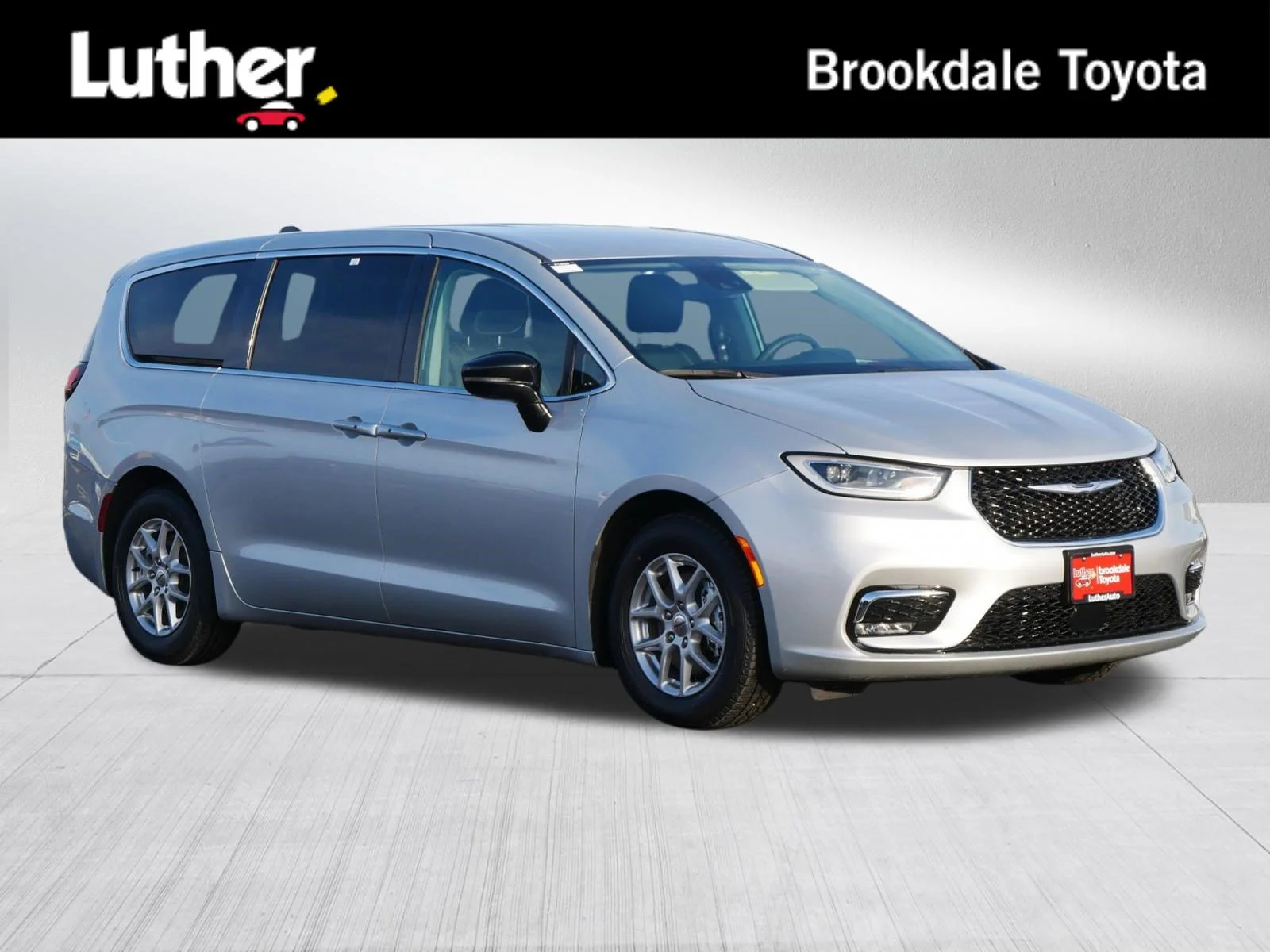 2024 Chrysler Pacifica Touring L's photo
