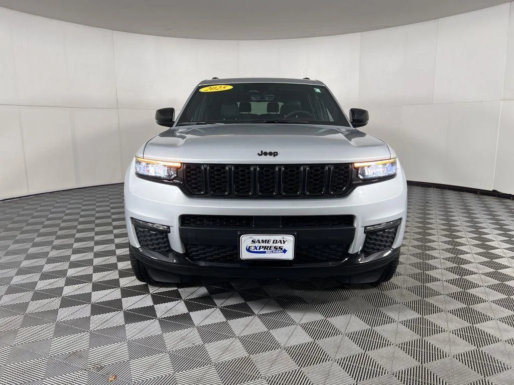 Used 2025 Silver Zynith Jeep Limited image 3