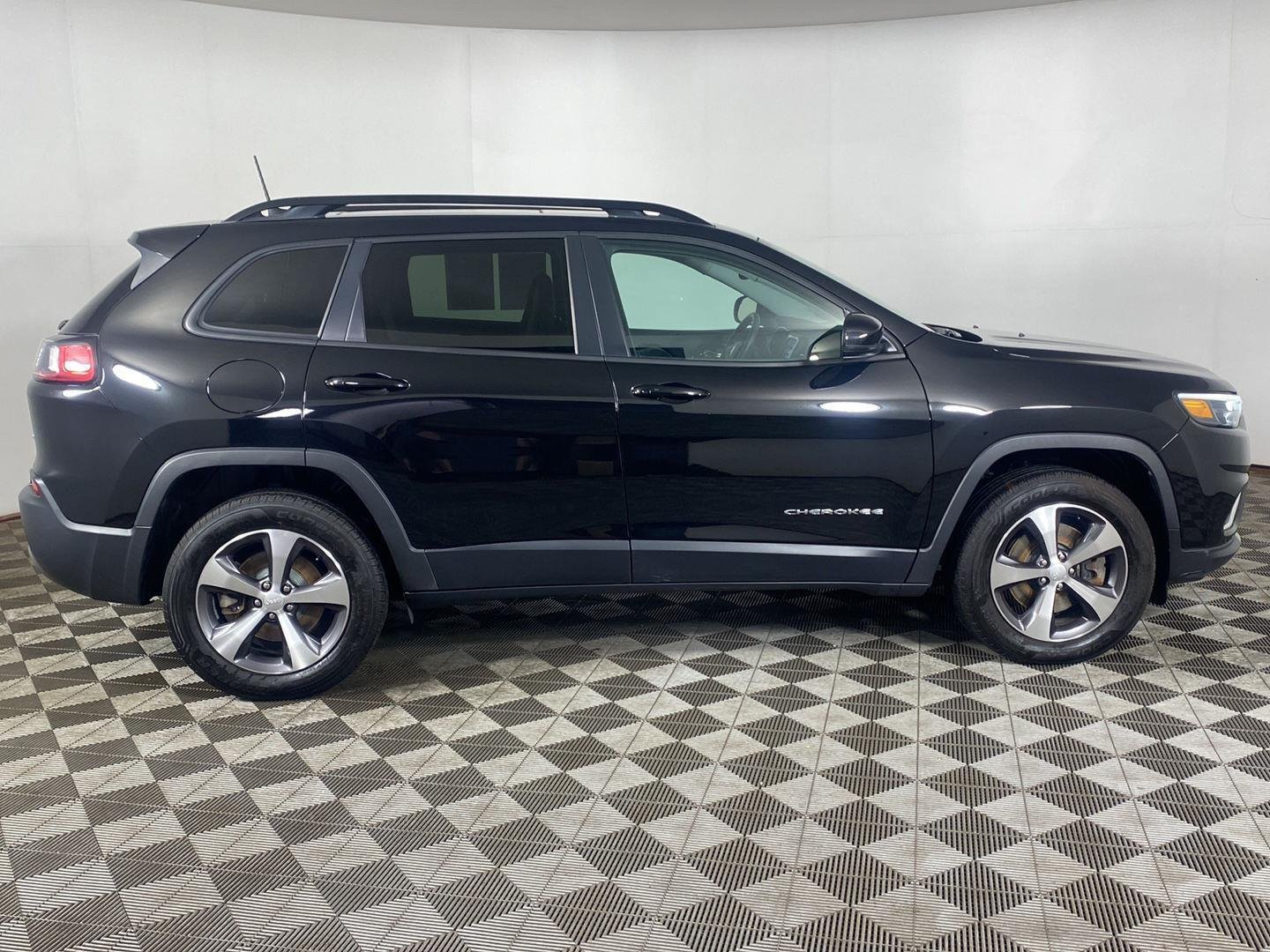 Used 2022 Diamond Black Crystal Pearlcoat Jeep Limited image 8