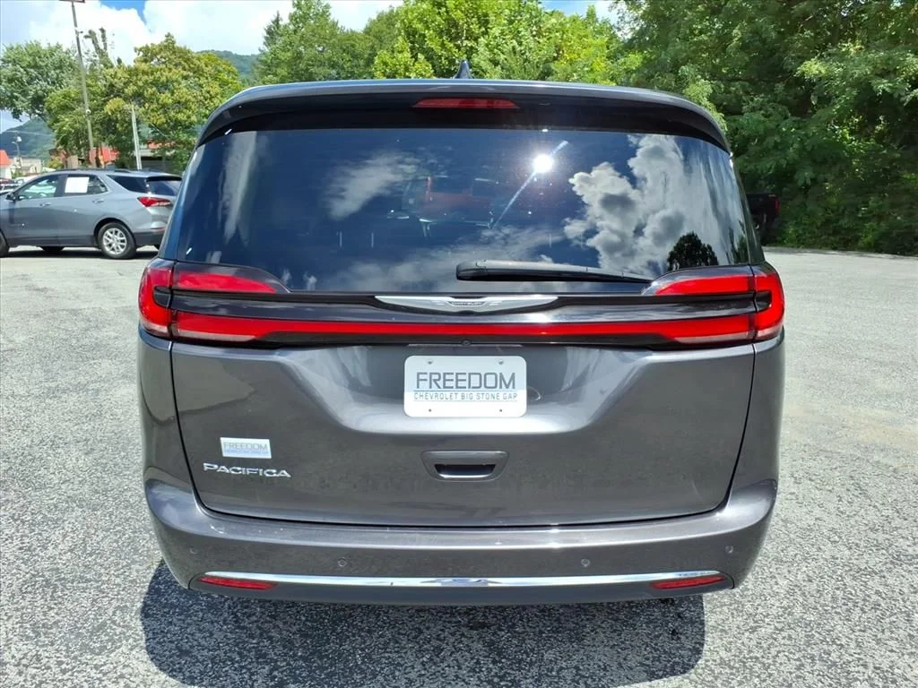 Used 2023 Gray Chrysler Touring L image 4