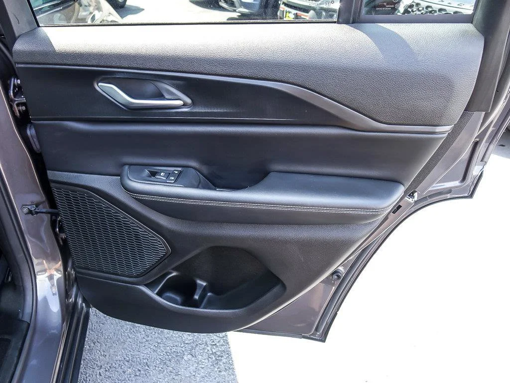 Used 2024 Baltic Gray Metallic Clearcoat Jeep Altitude X image 28