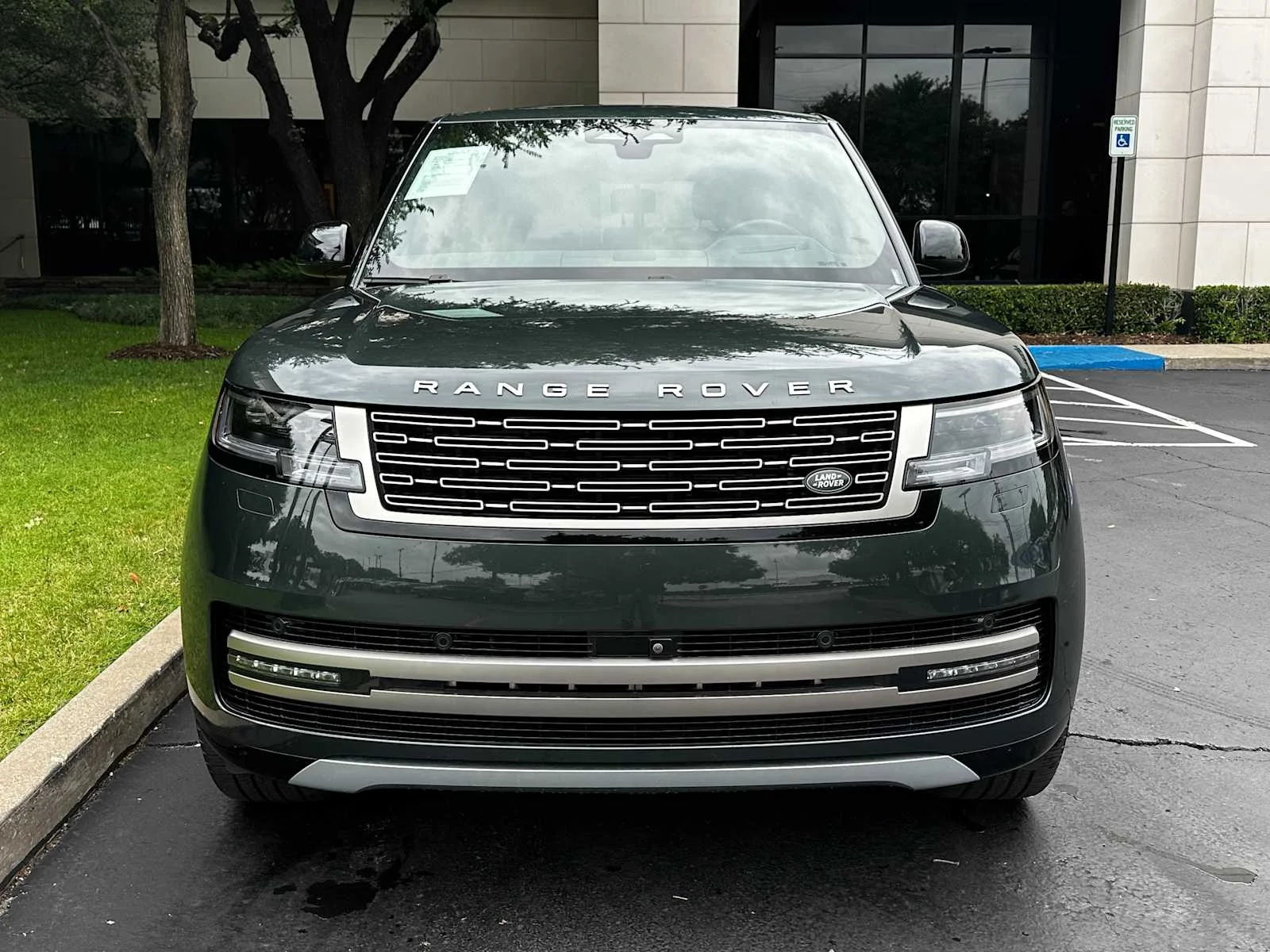 Used 2024  Land Rover SE image 2