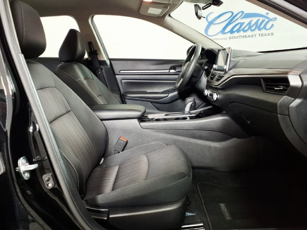 Used 2024 Super Black Nissan 2.5 SV image 13