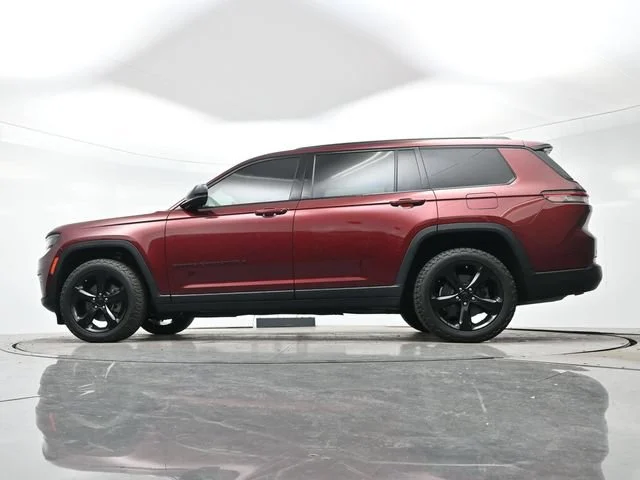 Used 2021 Velvet Red Pearlc Jeep Altitude image 27