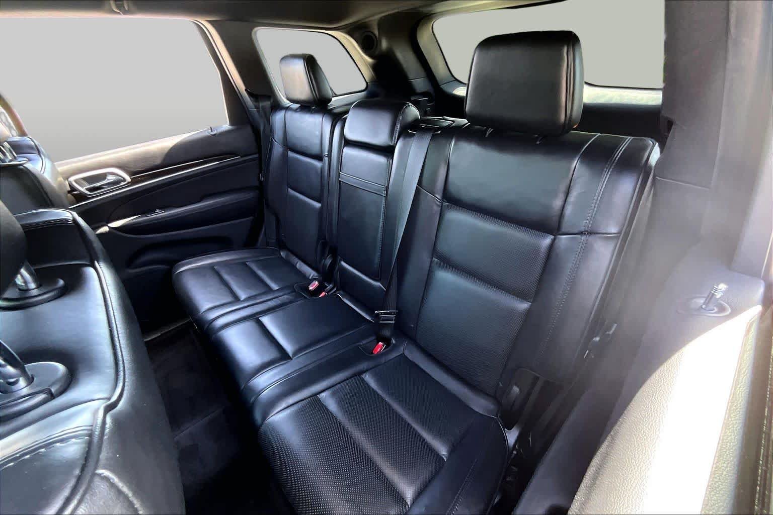 Used 2018 Diamond Black Crystal Pearlcoat Jeep Overland image 19