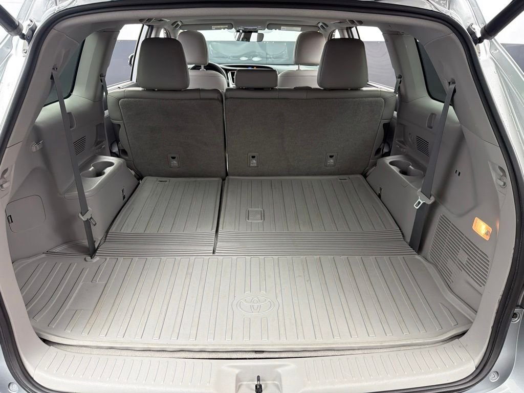 Used 2019 Silver Toyota XLE image 39
