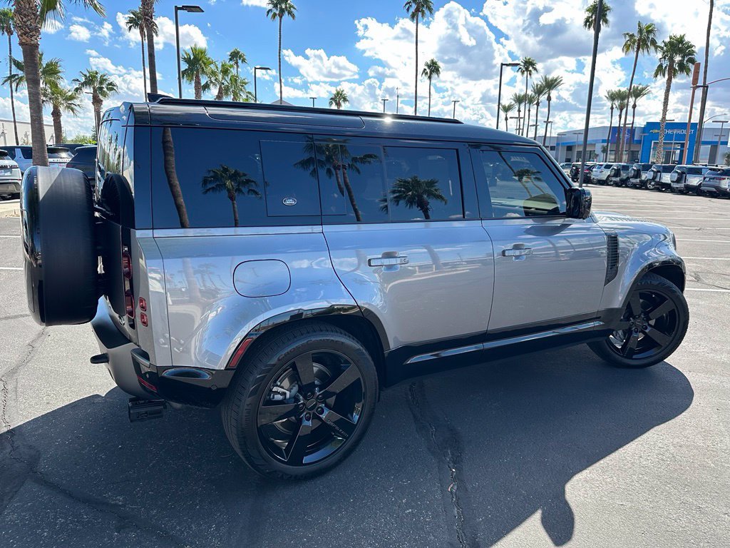 Used 2022 Gray Land Rover X-Dynamic SE image 2