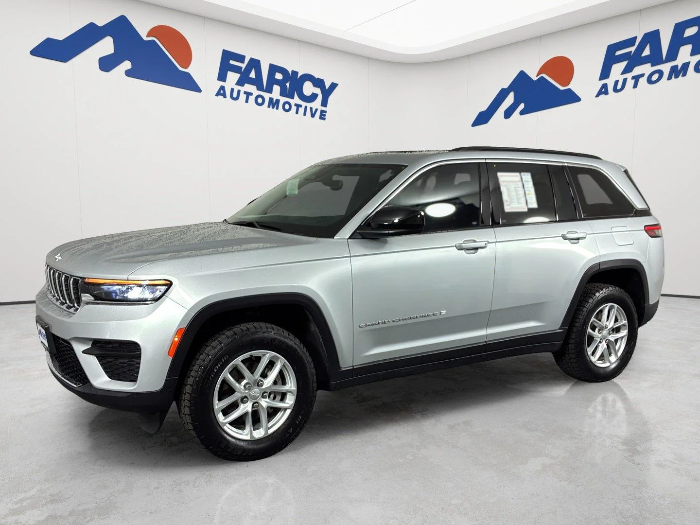 Used 2024 Silver Zynith Jeep Laredo X image 1