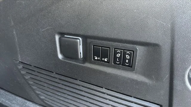 Used 2022 Black Chevrolet Z71 image 36