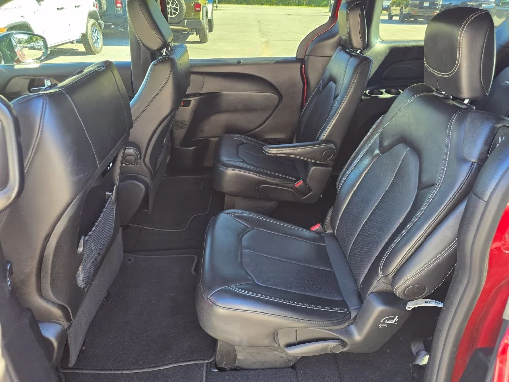 Used 2025 Red Chrysler Select image 10