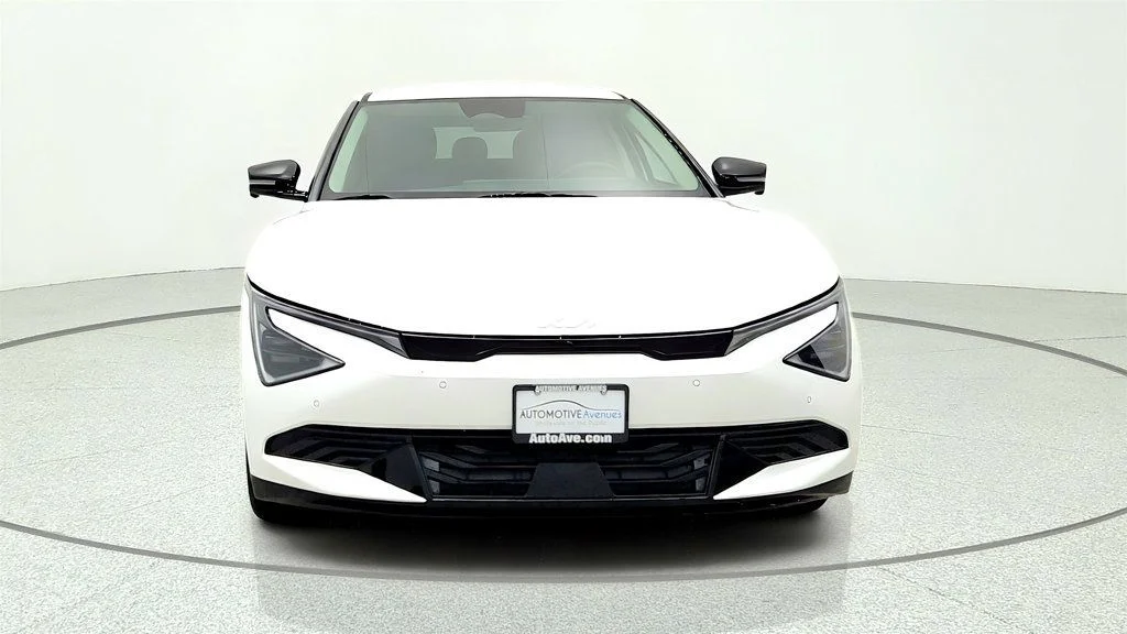 Used 2025 Glacier White Pearl Kia Wind AWD image 2