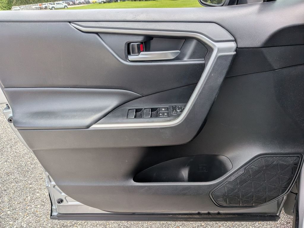 Used 2019 Silver Toyota XLE Premium image 33