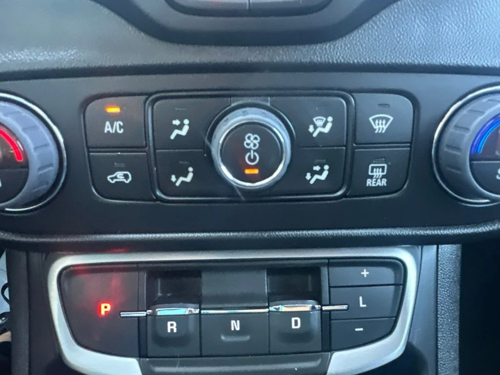 Used 2023 White GMC SLT image 20