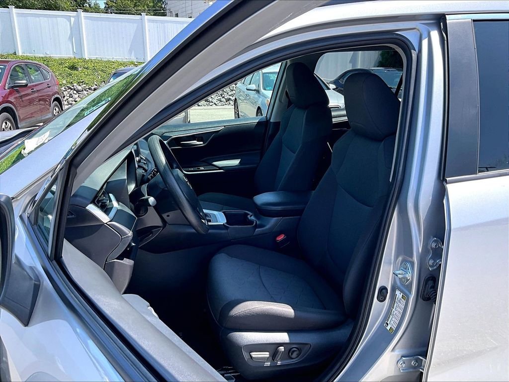 Used 2025 Silver Sky Metallic Toyota XLE image 10
