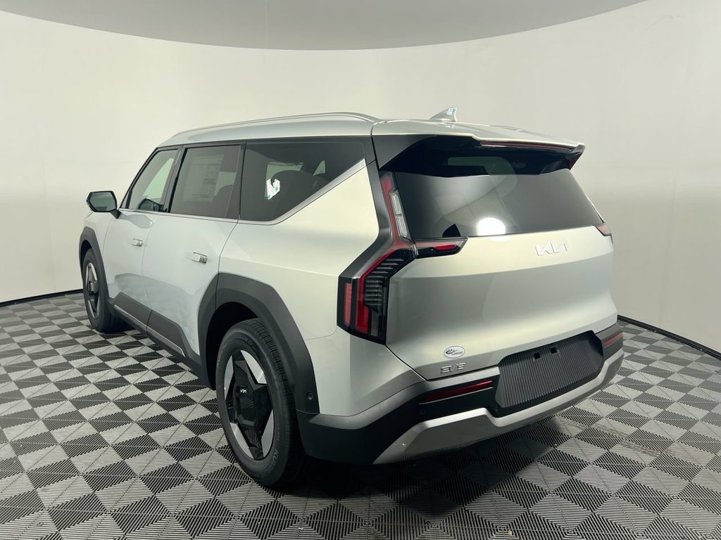 New 2026 White Kia Light image 7