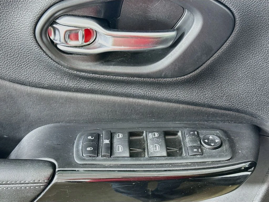 Used 2020 White Jeep Latitude Plus image 21