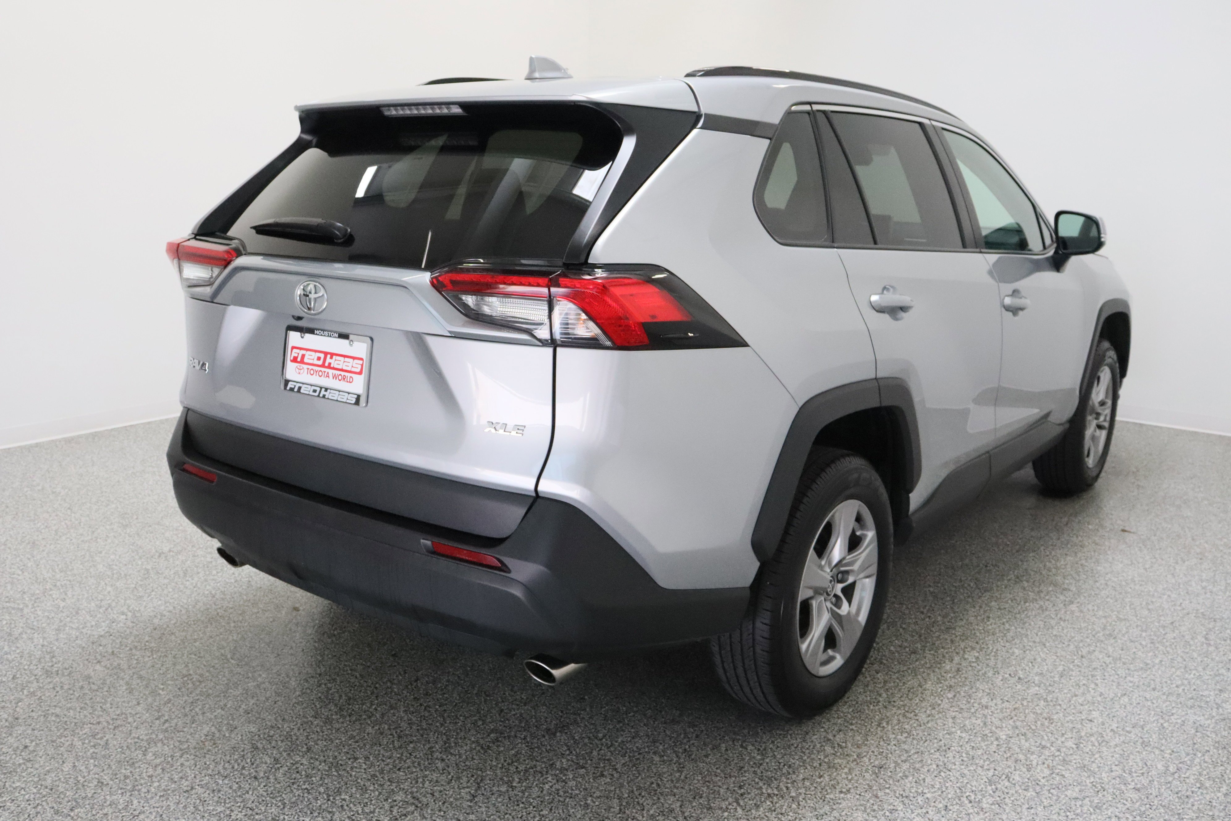 Used 2025 Silver Sky Metallic Toyota XLE 2.5L image 7