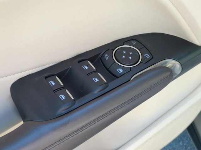 Used 2015 White Lincoln Base image 13