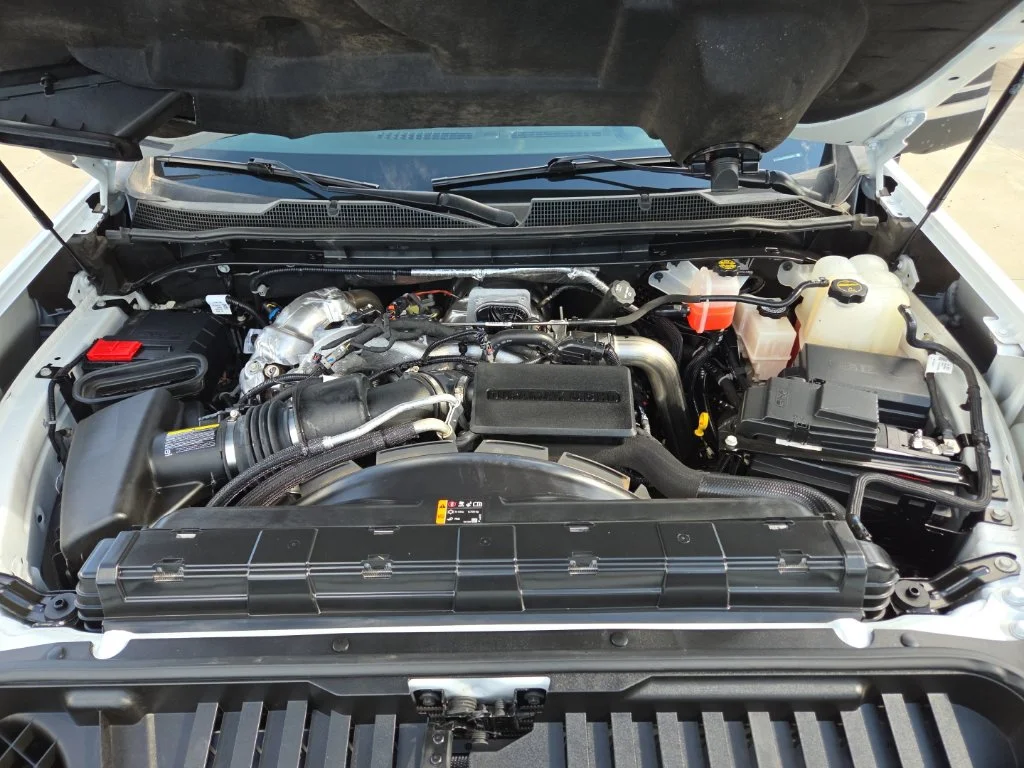 Used 2025 White Chevrolet LT image 9