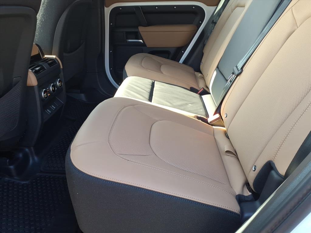 2026 Land Rover Defender V8 - Photo 5
