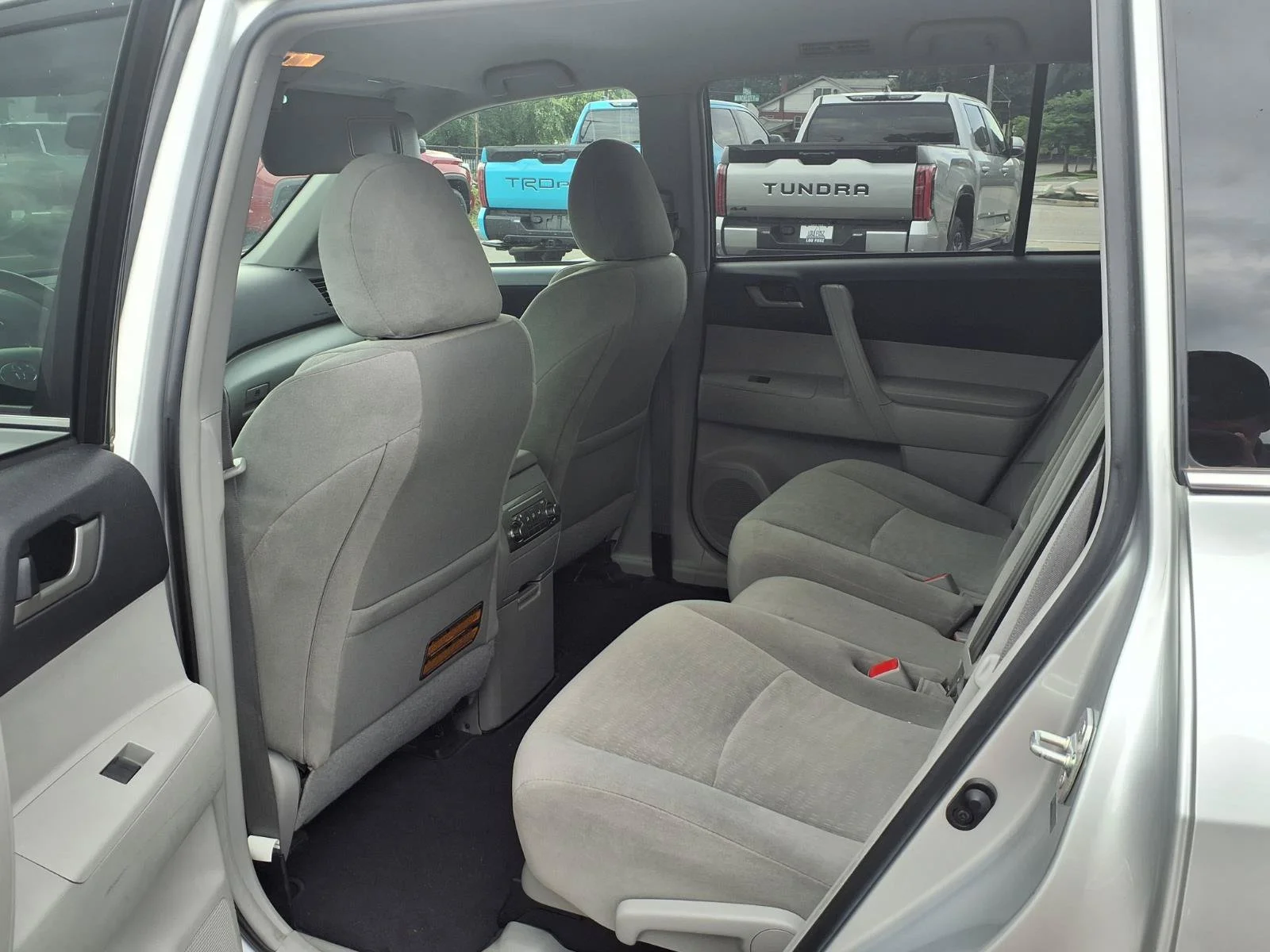 Used 2012 Classic Silver Metallic Toyota Base image 21