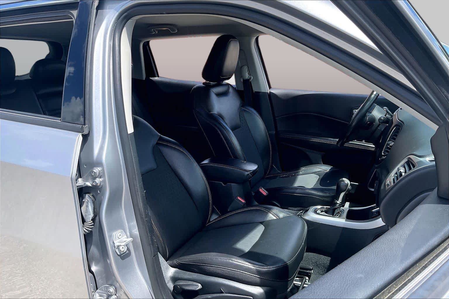 Used 2019 Billet Silver Metallic Clear Coat Jeep Latitude image 9