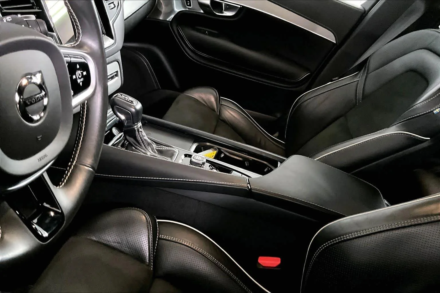 Used 2021 Crystal White Metallic Volvo R-Design image 17