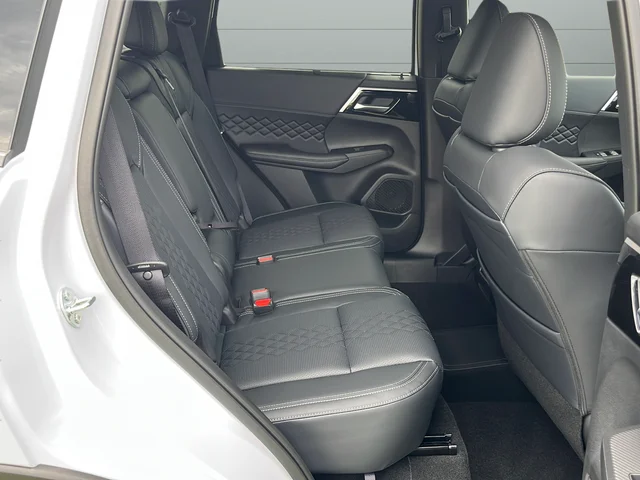 Used 2025 White Mitsubishi SEL Black Edition image 36