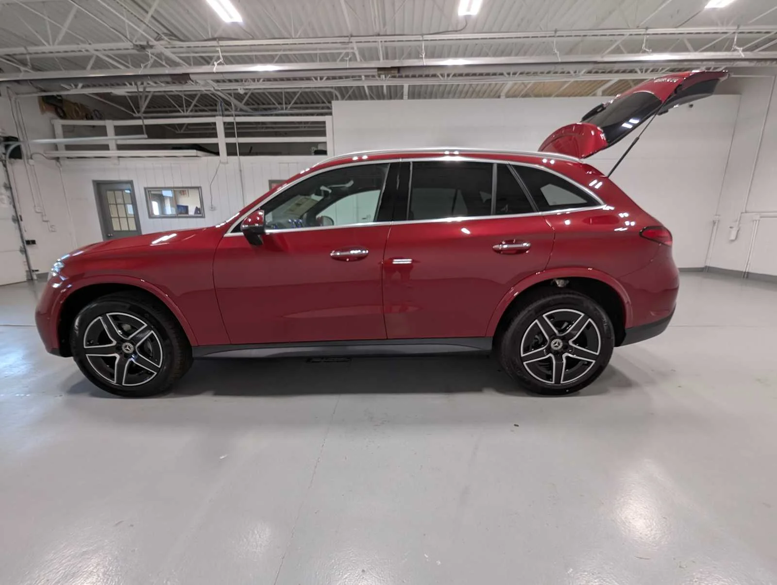 New 2026 MANUFAKTUR Patagonia Red Metallic Mercedes-Benz GLC 300 image 10
