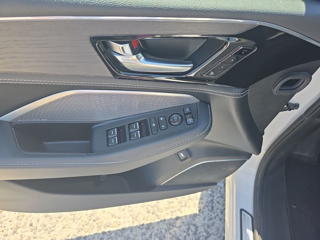 Used 2023  Acura Advance image 18