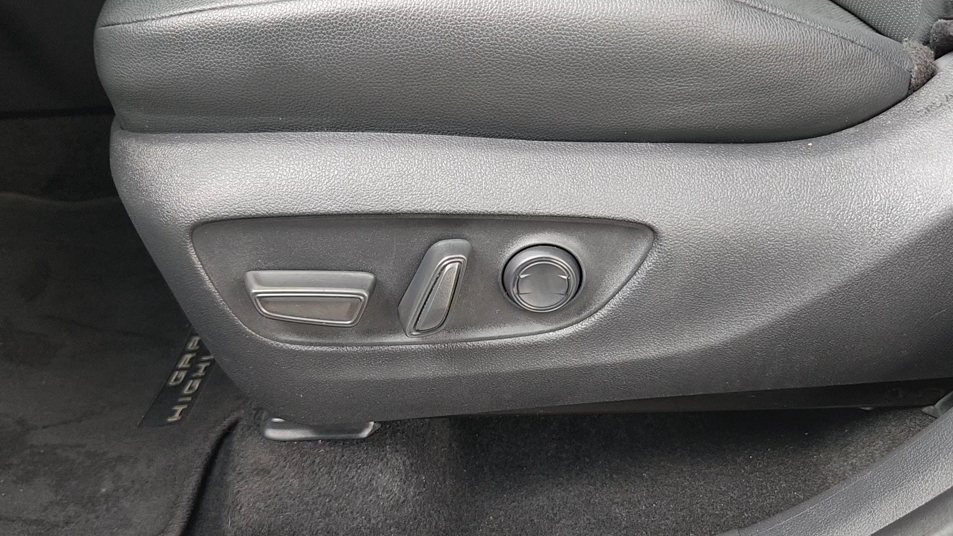 Used 2025 Wind Chill Pearl Toyota XLE image 8
