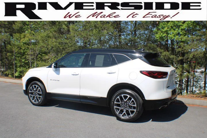 Used 2023 Iridescent Pearl Tricoat Chevrolet RS image 3
