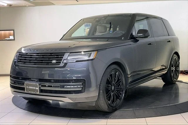 Used 2025 Gray Land Rover SE image 1