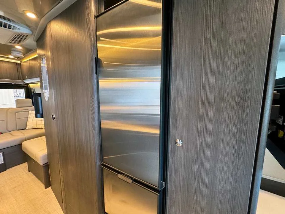 New 2025 Tenorite Gray Metallic AIRSTREAM  image 22