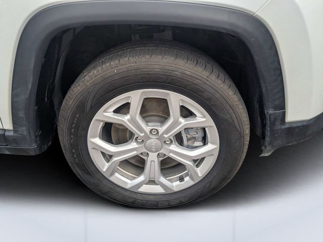 Used 2024 White Jeep Latitude image 11